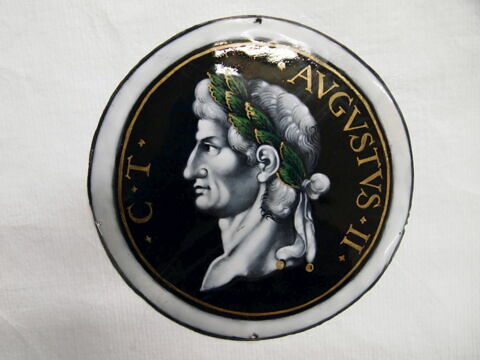 Plaque circulaire : Auguste, d'un ensemble de huit (MR 2566 à 2574), image 1/2