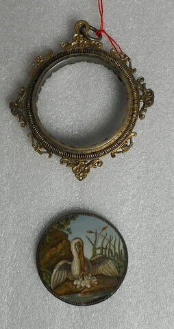 Médaillon circulaire en micro-mosaïque représentant un pélican nourrissant ses petits dans un cadre en argent doré, image 3/5