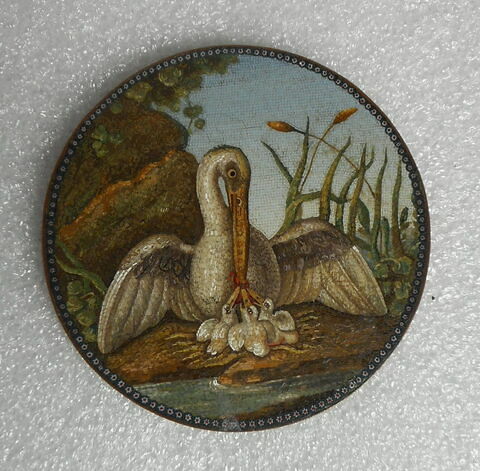 Médaillon circulaire en micro-mosaïque représentant un pélican nourrissant ses petits dans un cadre en argent doré, image 4/5