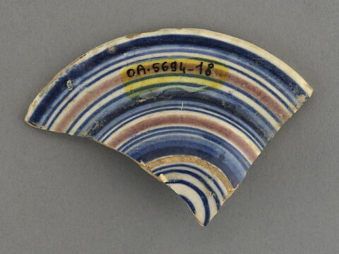 Fragment du fond d'une coupe, image 2/3