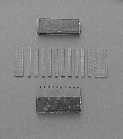Tablettes de Napier et leur étui, image 2/3