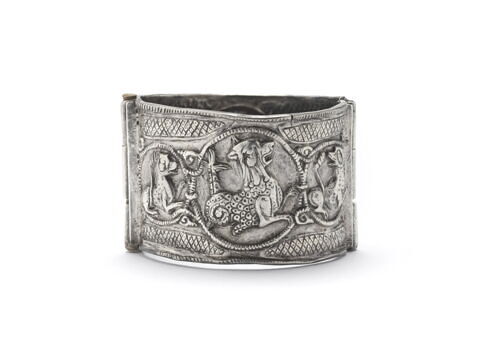 Bracelet à décor de cavaliers et de griffons d'un ensemble de trois bracelets (OA 8200 à OA 8202)
