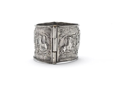 Bracelet à décor de cavaliers et de griffons d'un ensemble de trois bracelets (OA 8200 à OA 8202), image 2/4