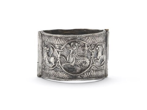 Bracelet à décor de cavaliers et de griffons d'un ensemble de trois bracelets (OA 8200 à OA 8202), image 3/4