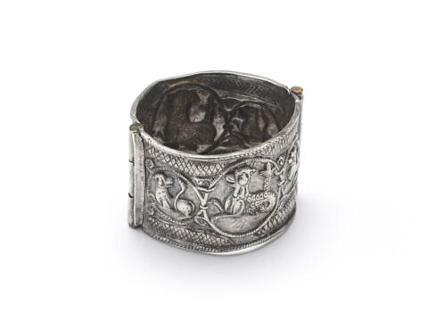 Bracelet à décor de cavaliers et de griffons d'un ensemble de trois bracelets (OA 8200 à OA 8202), image 4/4