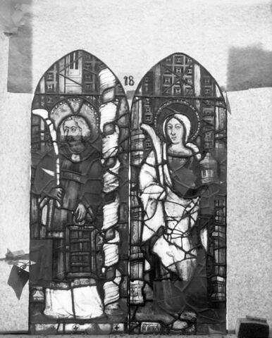 Panneau de vitrail (d'un ensemble de trois) : Saint Laurent, image 1/1