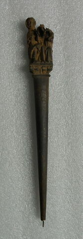 Moulage de gravoir : couple avec chien et épervier (pointe cassée) conservé au musée national du Moyen Age - Thermes de Cluny (inventaire CL 376)
