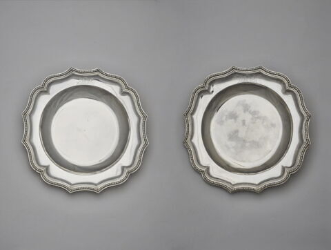 Plat rond d'une paire, image 2/2