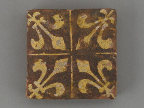 Carreau de pavement bicolore : quatre fleurs de lys, image 1/2