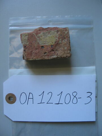 Fragment de carreau de pavage : fleur de lis (?)