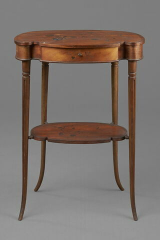 Table rognon plaquée de satiné de style Louis XV