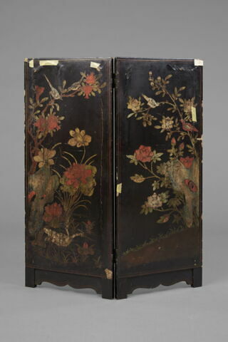 Paravent à deux feuilles en laque polychrome à décor de fleurs et d'oiseaux, image 1/5