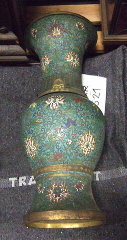 Grand vase balustre en émail cloisonné à décor de fleurs blanches et rouges sur fond bleu, image 3/3