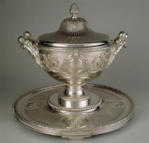 Pot à oille, sa doublure et son plateau, du service du Roi George III d'Angleterre et de Hanovre d'une paire (OA 10606), image 1/1