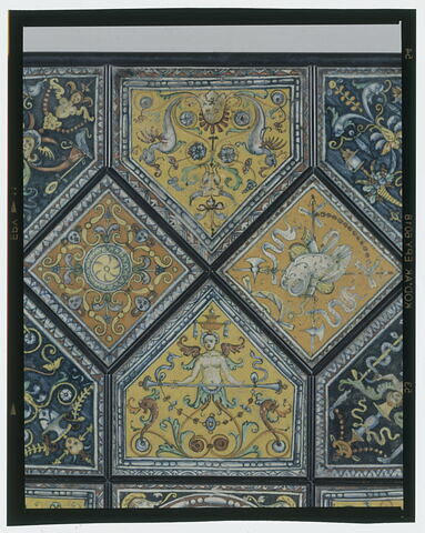 Trente-trois carreaux de faïence provenant du palais Petrucci à Sienne disposés sur un piétement postérieur en forme de table à 8 pattes de lion, image 7/16