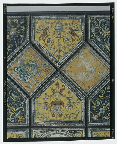 Trente-trois carreaux de faïence provenant du palais Petrucci à Sienne disposés sur un piétement postérieur en forme de table à 8 pattes de lion, image 10/16