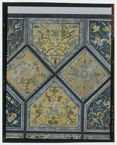 Trente-trois carreaux de faïence provenant du palais Petrucci à Sienne disposés sur un piétement postérieur en forme de table à 8 pattes de lion, image 5/16