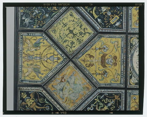 Trente-trois carreaux de faïence provenant du palais Petrucci à Sienne disposés sur un piétement postérieur en forme de table à 8 pattes de lion, image 15/16