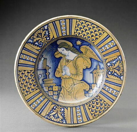Grand plat d'apparat rond : Ange priant, image 3/4