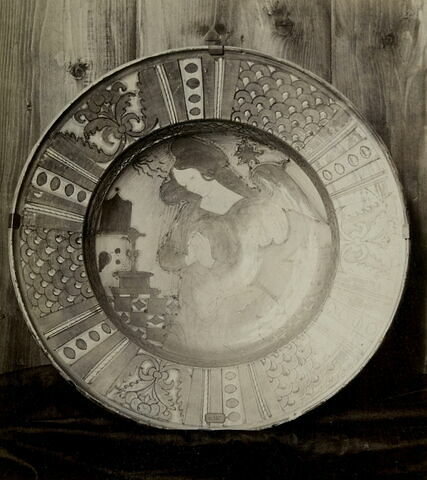 Grand plat d'apparat rond : Ange priant, image 4/4