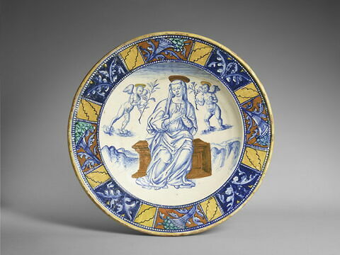 Plat rond : la Vierge entourée de deux anges, image 1/2