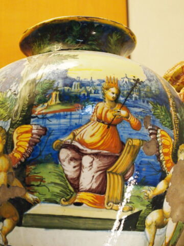 Vase de pharmacie à deux anses : «Reine» assise sur un trône, image 2/7