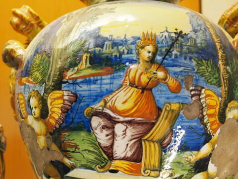 Vase de pharmacie à deux anses : «Reine» assise sur un trône, image 3/7