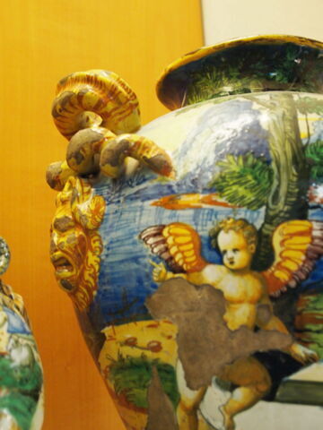 Vase de pharmacie à deux anses : «Reine» assise sur un trône, image 4/7