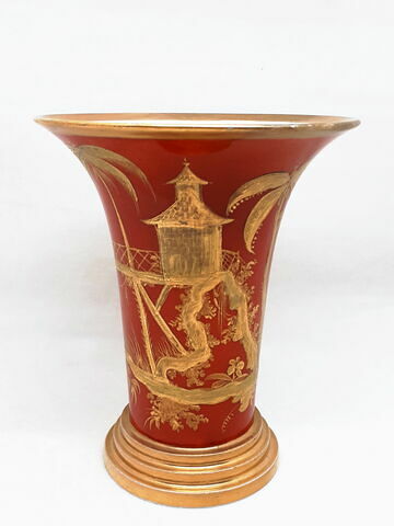 Vase de type cornet, d'un ensemble de trois (OA 10972 à 10974)