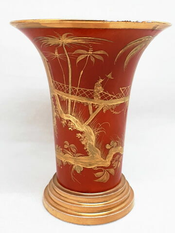 Vase de type cornet, d'un ensemble de trois (OA 10972 à 10974), image 2/4