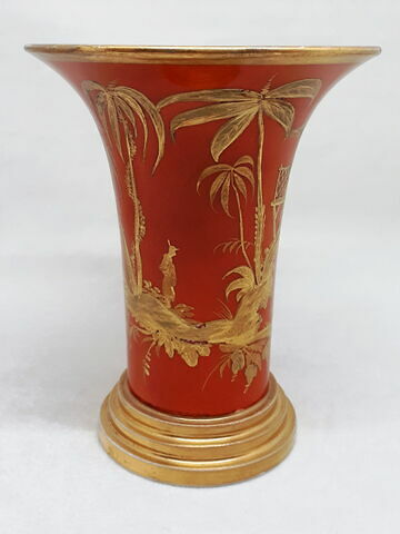 Vase de type cornet, d'un ensemble de trois (OA 10972 à 10974), image 4/4