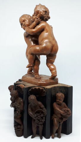 Statuette en buis : enfants luttant, image 5/13