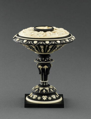 Coupe couverte avec des putti chassant le sanglier, image 2/6