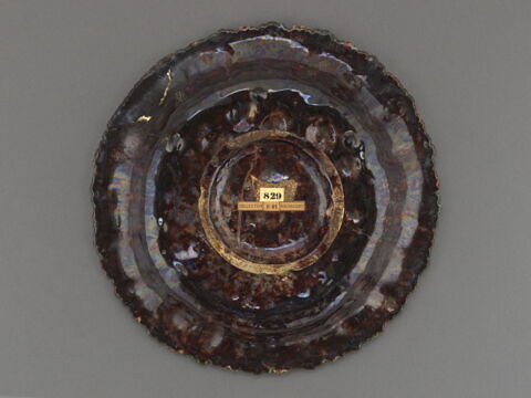 Coupe ronde : le Christ marchant entre les disciples d'Emmaüs, image 2/4