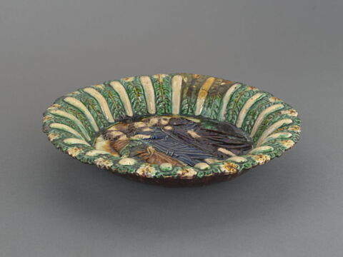 Coupe ronde : le Christ marchant entre les disciples d'Emmaüs, image 3/4