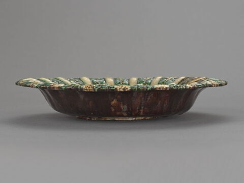 Coupe ronde : le Christ marchant entre les disciples d'Emmaüs, image 4/4