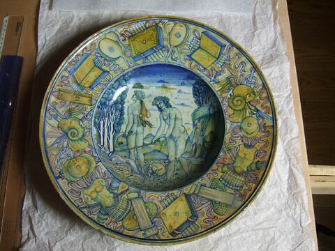 Plat rond : Deux chasseurs nus, image 2/7