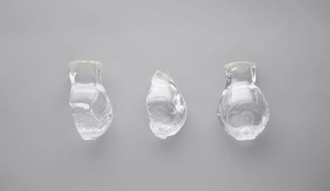 Flacon en cristal de roche : reliquaire médiéval en forme d'ampoule, image 2/7