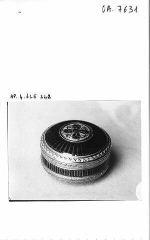 Boîte (bonbonnière?) de forme ronde en or émaillé bleu de roi, image 1/1