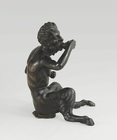 Statuette : satyre assis sur un vase et buvant, image 3/5