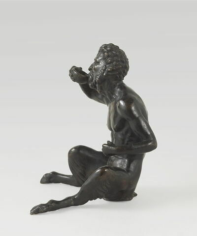 Statuette : satyre assis sur un vase et buvant, image 4/5