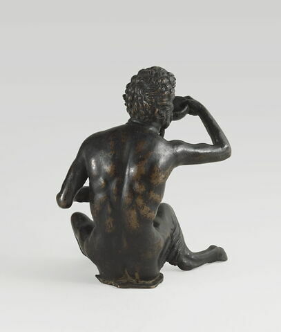 Statuette : satyre assis sur un vase et buvant, image 5/5