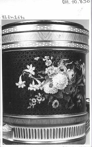 Paire de vases Bachelier à anses et à couronnes (OA 10890 A et OA 10890 B), image 4/5