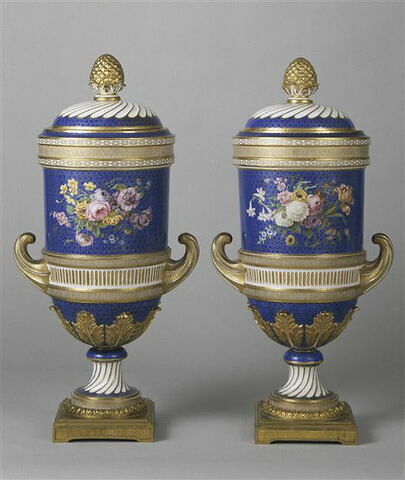 Paire de vases Bachelier à anses et à couronnes (OA 10890 A et OA 10890 B), image 1/5
