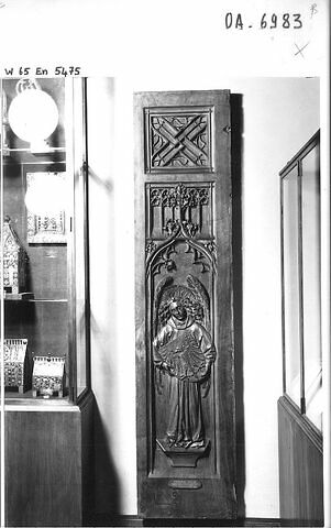 Dossier de stalle : un ange tenant un écu aux armes de l' abbaye de Saint-Claude, image 2/2