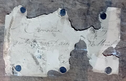 Dossier de stalle : un ange tenant un écu aux armes de l' abbaye de Saint-Claude, image 3/4