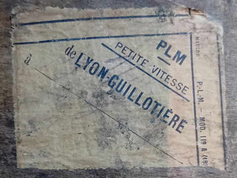 Dossier de stalle : un ange tenant un écu aux armes de l' abbaye de Saint-Claude, image 4/4