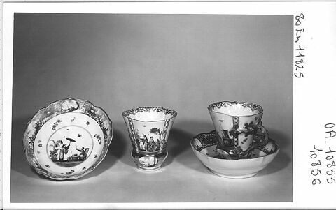 Tasse et sa soucoupe d'une paire (OA 10856), image 1/1