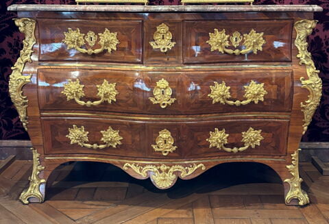 Commode en tombeau, image 1/3