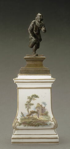 Vase "piédestal à oignons", d'une paire (OA 11966), et sa statuette en bronze formant couvercle : cabaretier